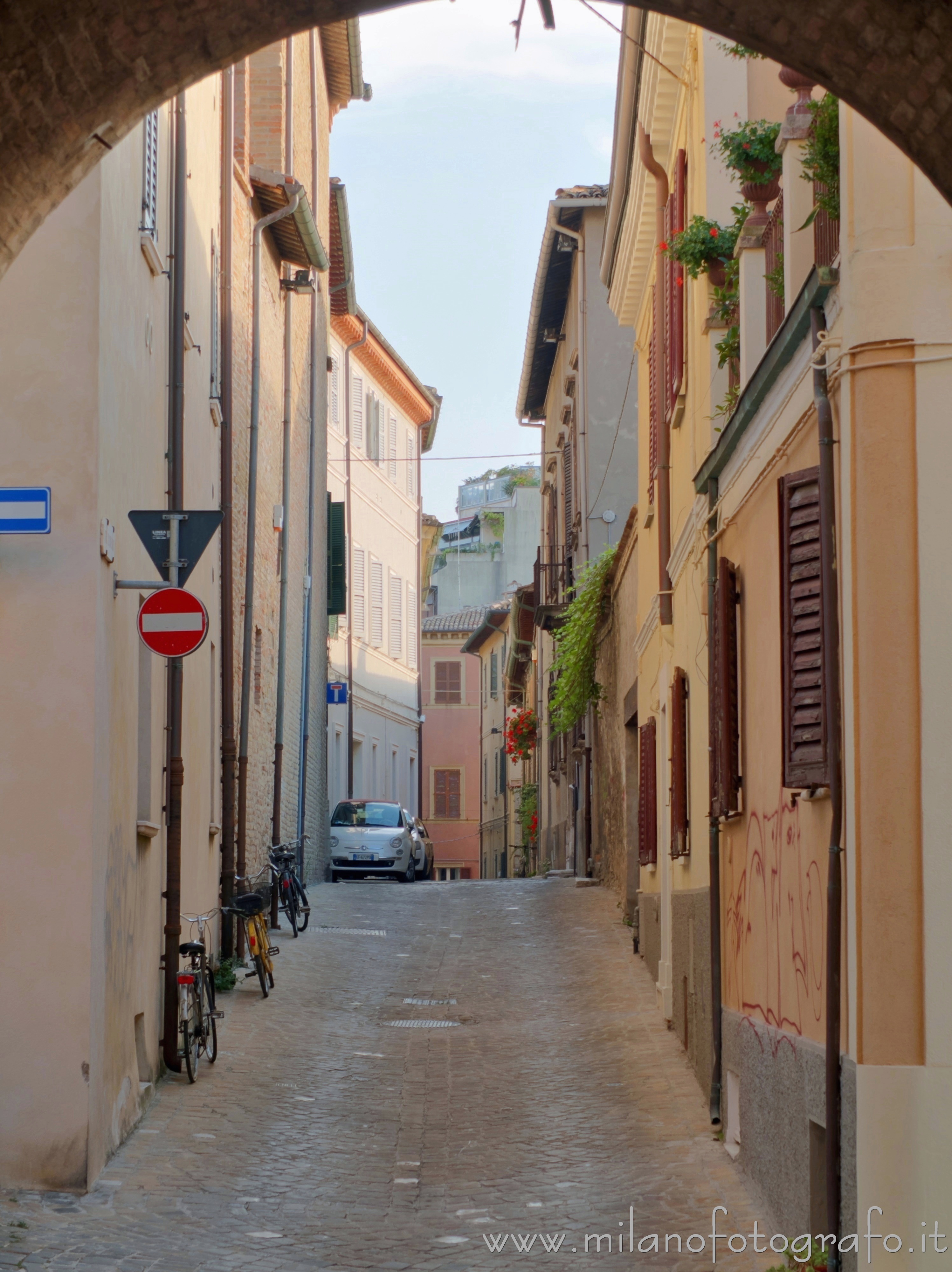 Pesaro (Pesaro e Urbino) - Strada con pavimentazione in porfido nel centro storico